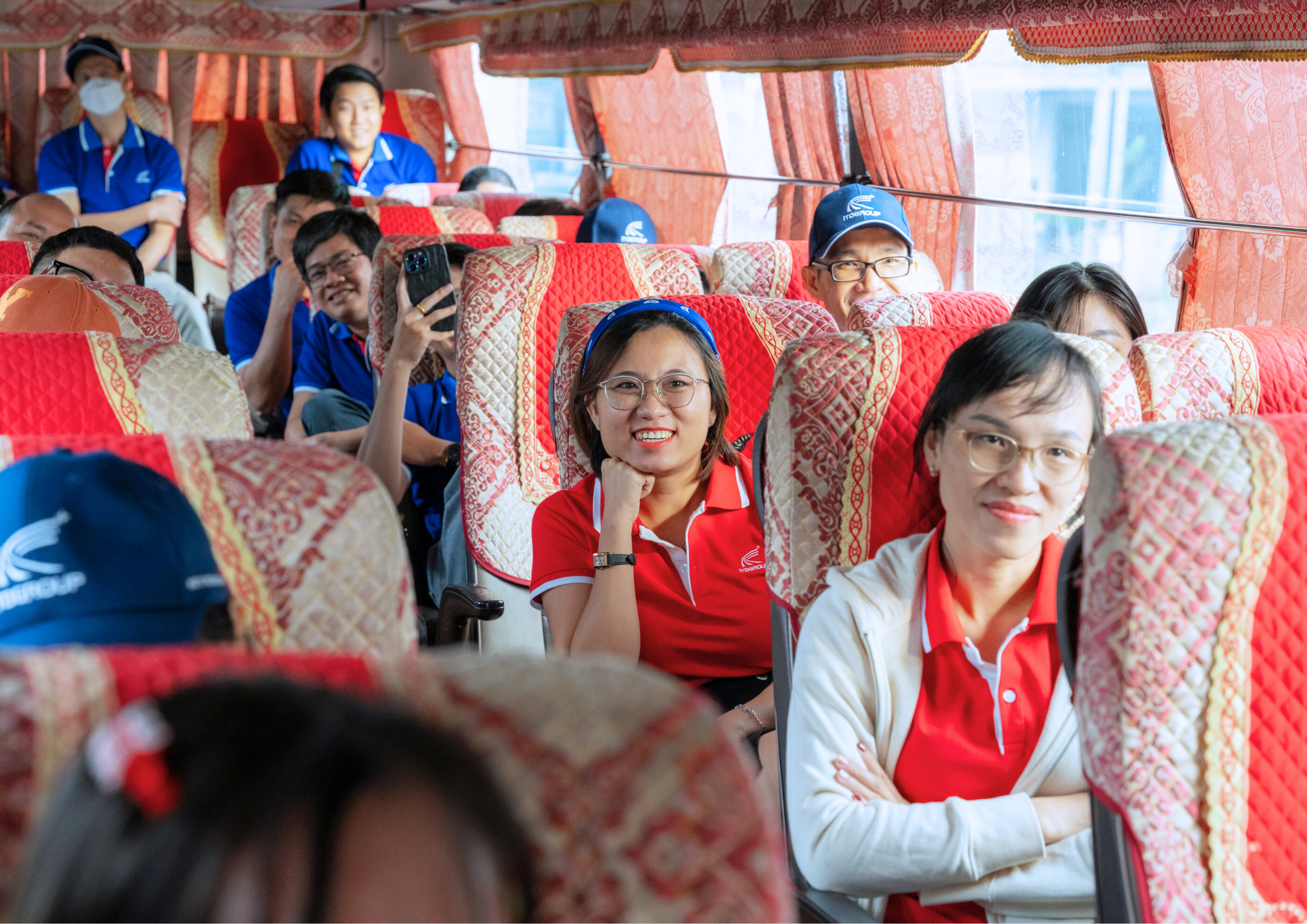 Những nụ cười rạng rỡ mở đầu ngày mới trên chuyến xe khởi hành 